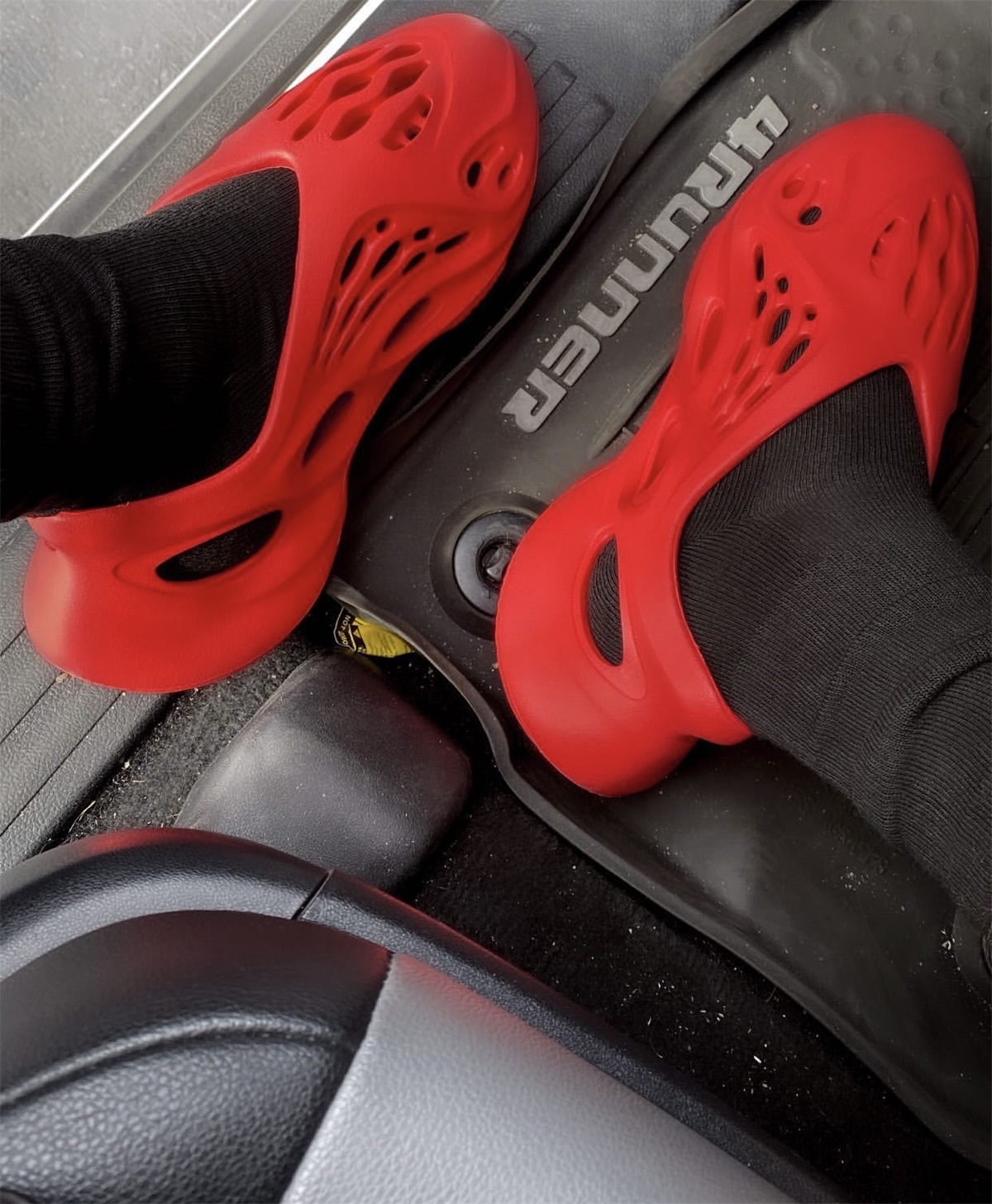 Yeezy Foam RNNR Vermillion(LN5 A1 Batch) photo review