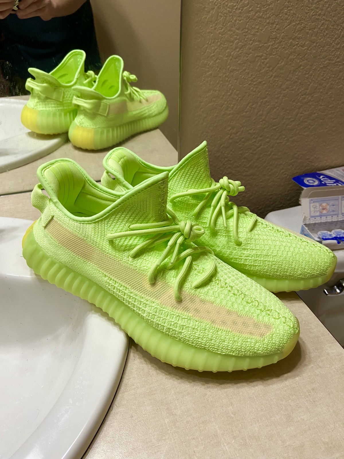Yeezy Boost 350 V2 Glow In The Dark （Ln5 A1) photo review