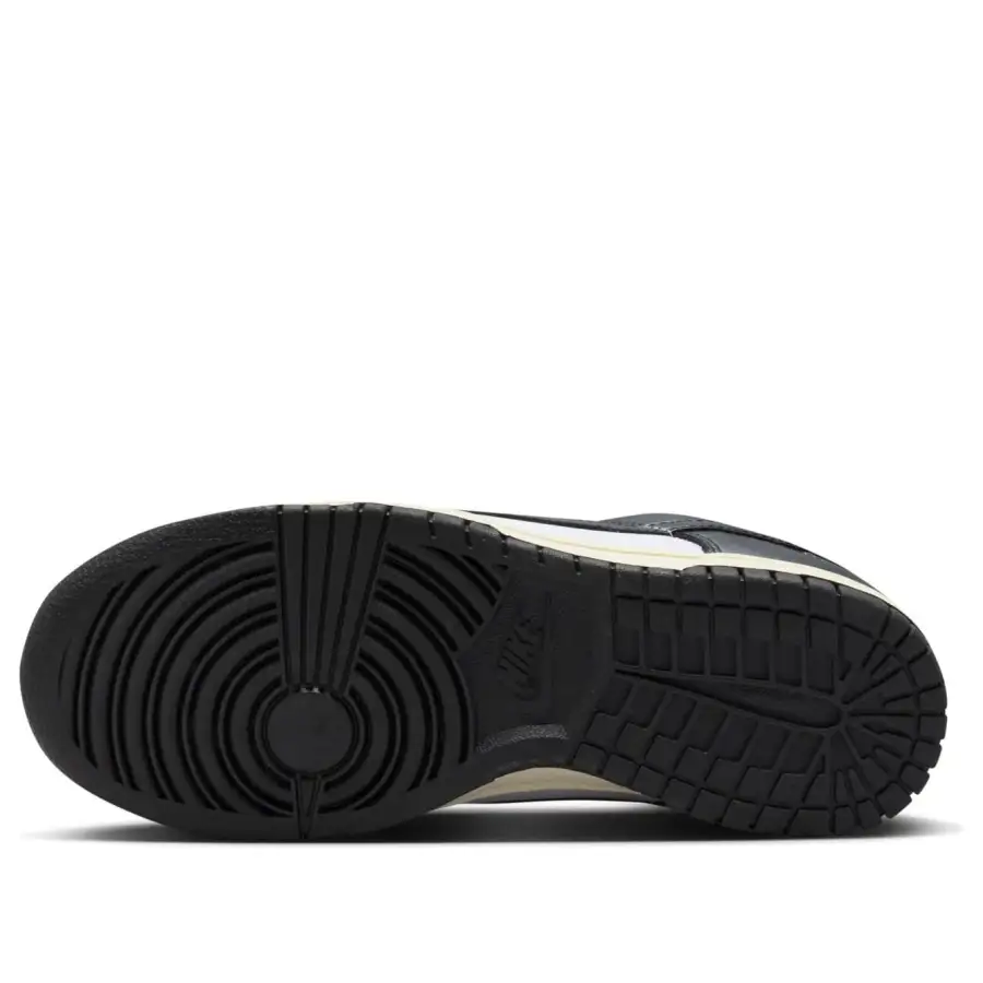 Nike Dunk Low ‘Vintage Panda’