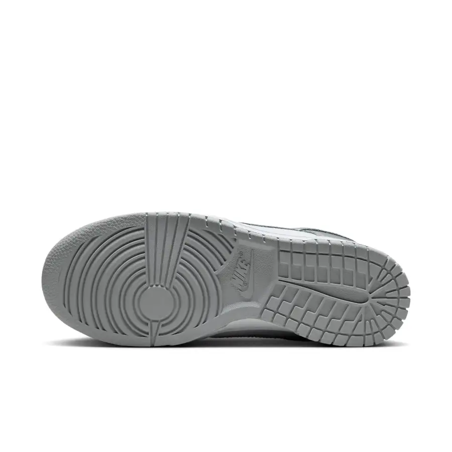 Nike Dunk Low ‘Metallic Silver’