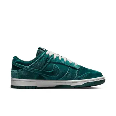 Nike Dunk Low ‘Green Velvet’