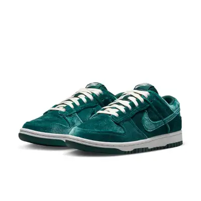 Nike Dunk Low ‘Green Velvet’