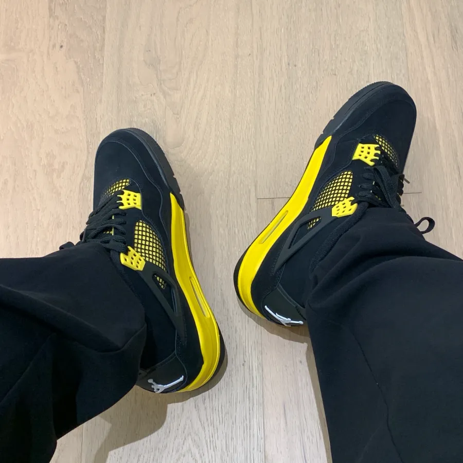 Air Jordan 4 Retro ‘Thunder’ photo review