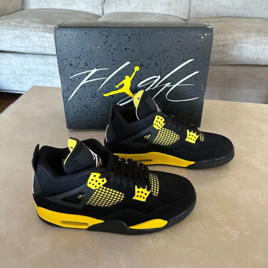 Air Jordan 4 Retro ‘Thunder’ photo review