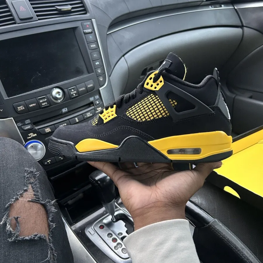 Air Jordan 4 Retro ‘Thunder’ photo review