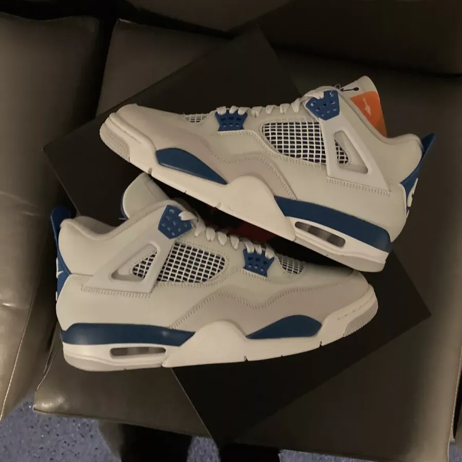 Air Jordan 4 Retro ‘Military Blue’ photo review
