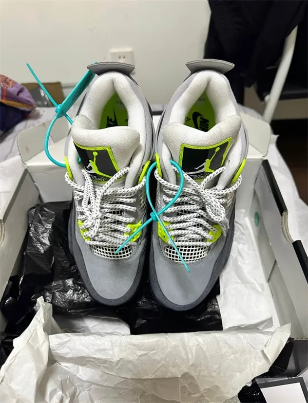 Air Jordan 4 Retro SE ‘Neon 95’ photo review