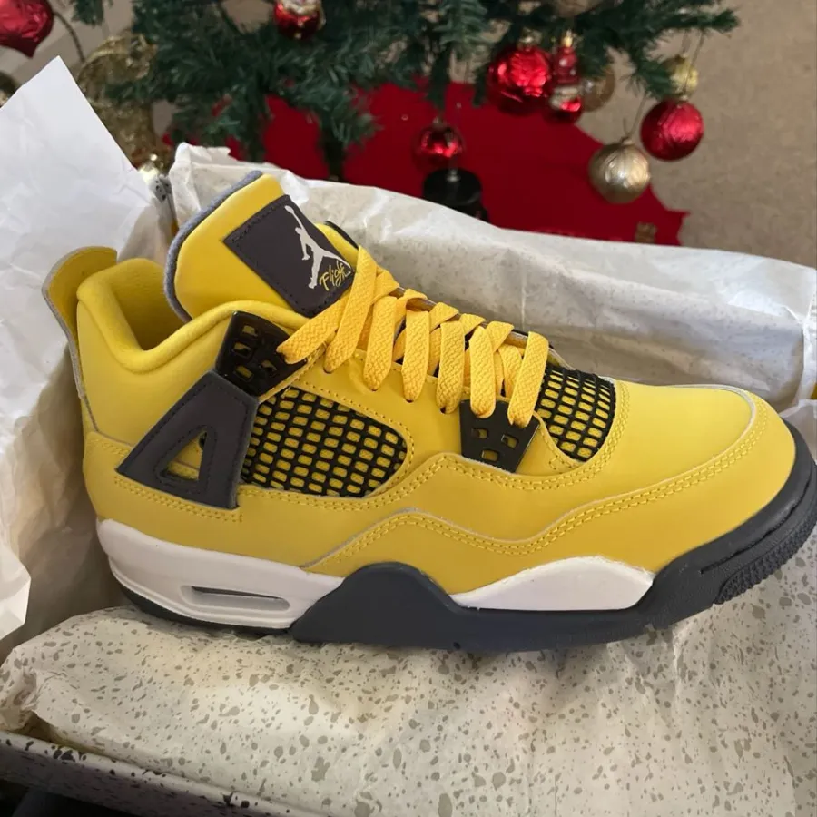 Air Jordan 4 Retro ‘Lightning’ photo review