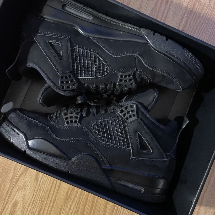 Air Jordan 4 Retro ‘Black Cat’ photo review