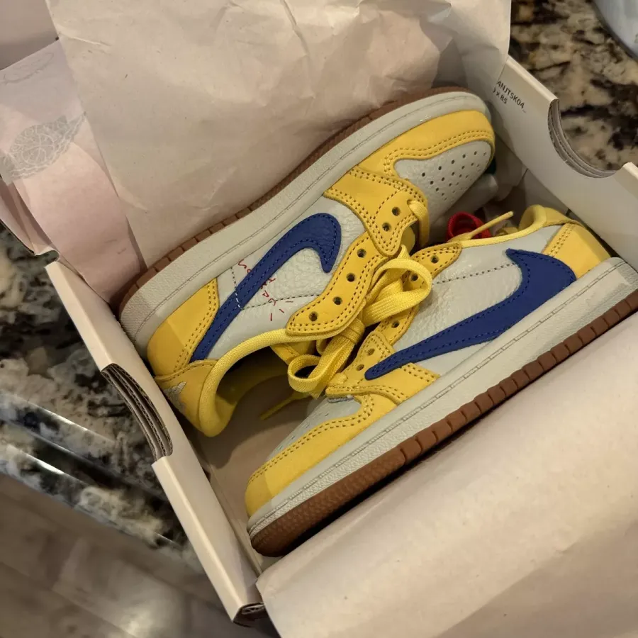 Air Jordan 1 Retro Low OG SP x Travis Scott ‘Canary’ photo review